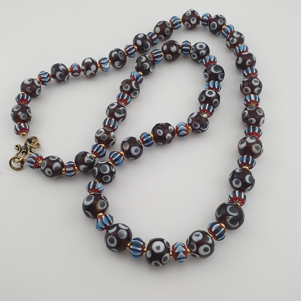 Collier de perles de verre style vénitien vintage, avec motifs yeux et chevrons