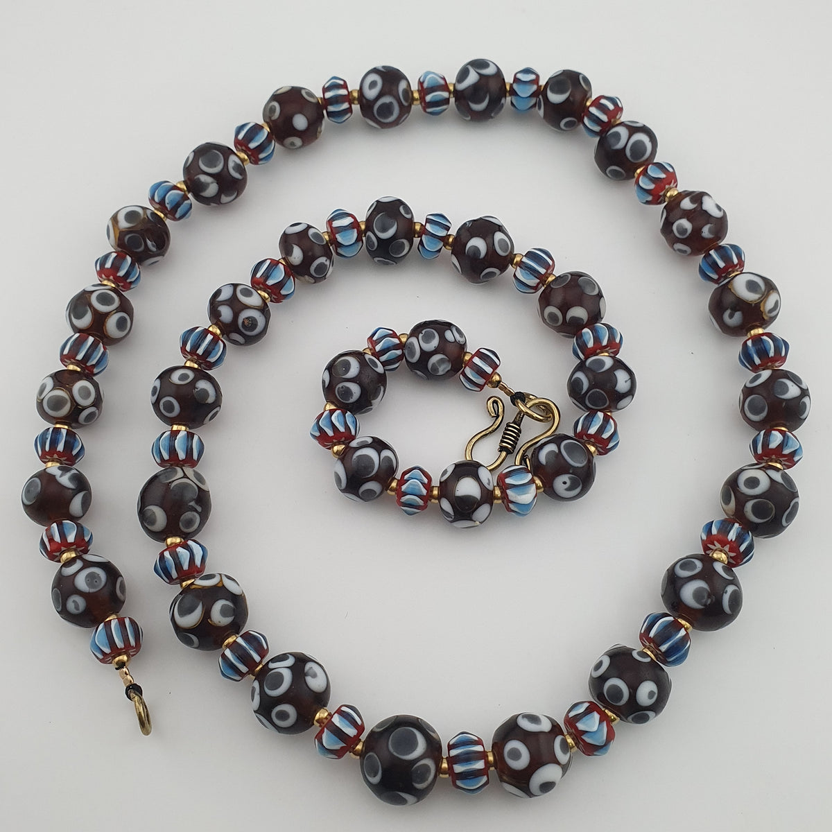 Collier de perles de verre style vénitien vintage, avec motifs yeux et chevrons
