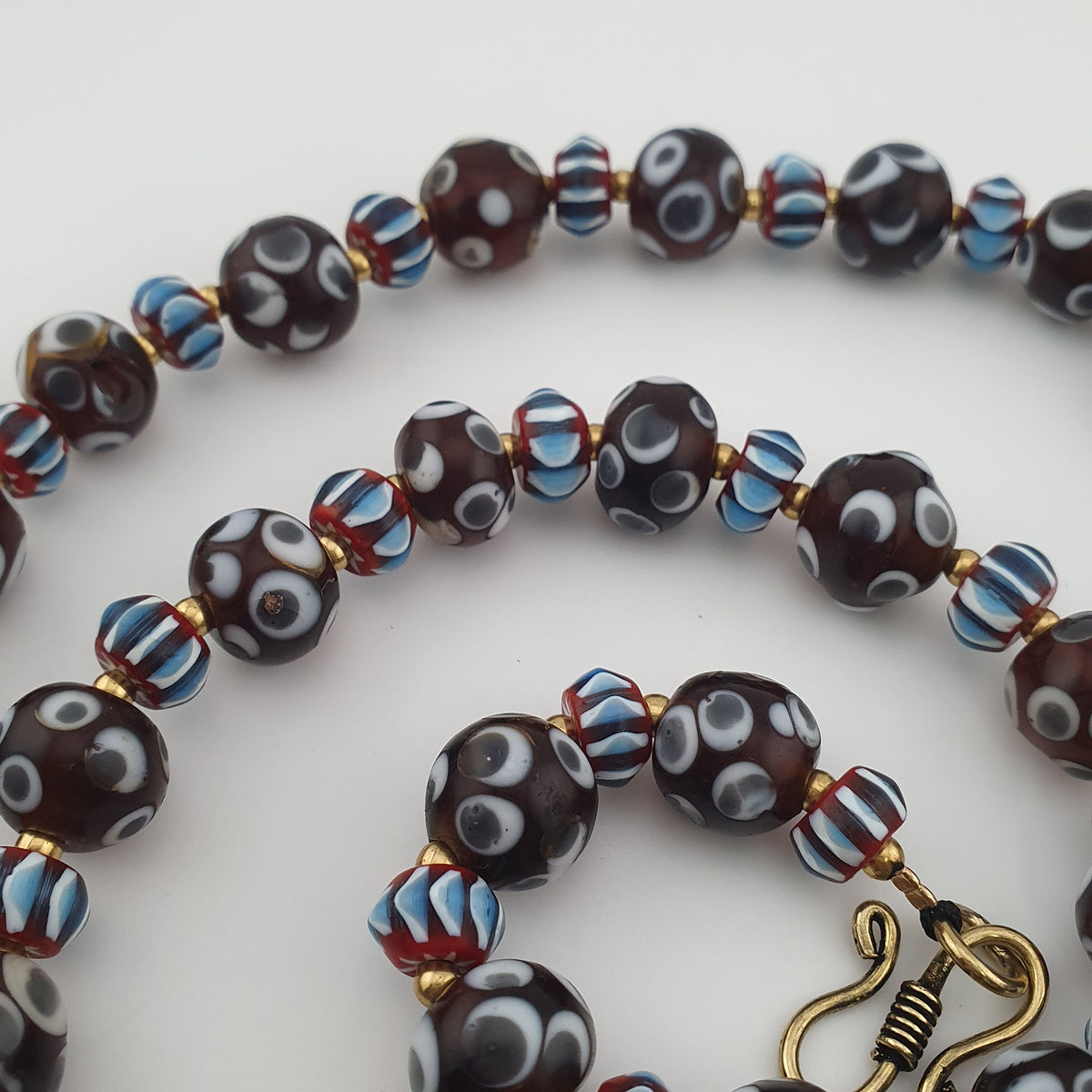 Collier de perles de verre style vénitien vintage, avec motifs yeux et chevrons