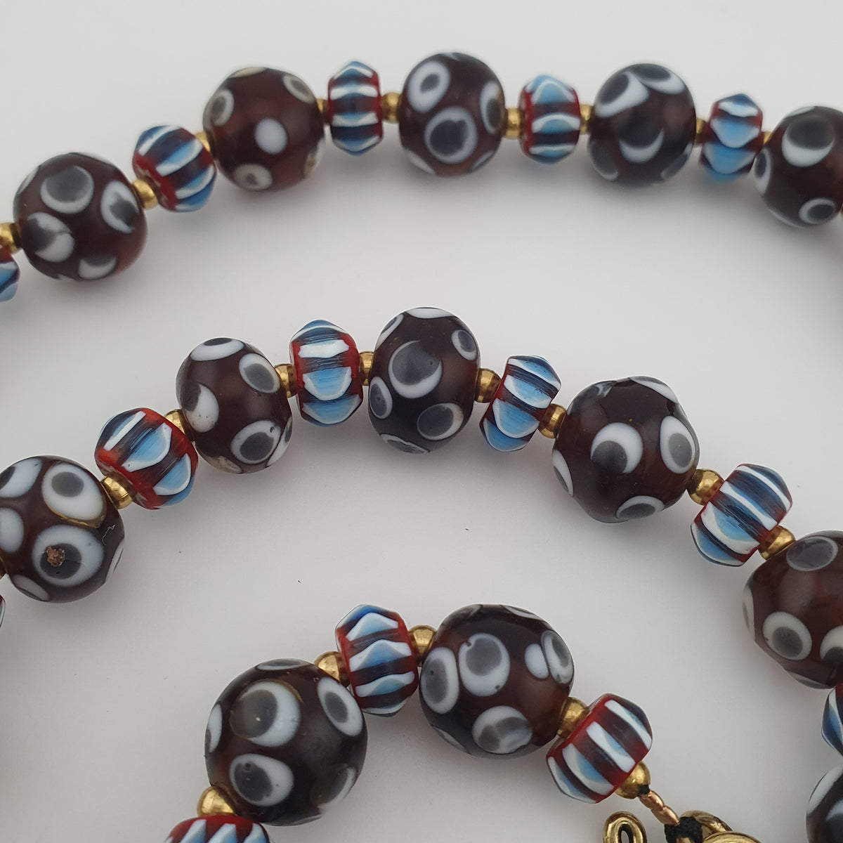 Collier de perles de verre style vénitien vintage, avec motifs yeux et chevrons