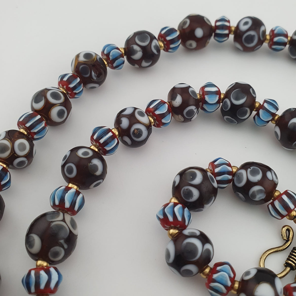 Collier de perles de verre style vénitien vintage, avec motifs yeux et chevrons