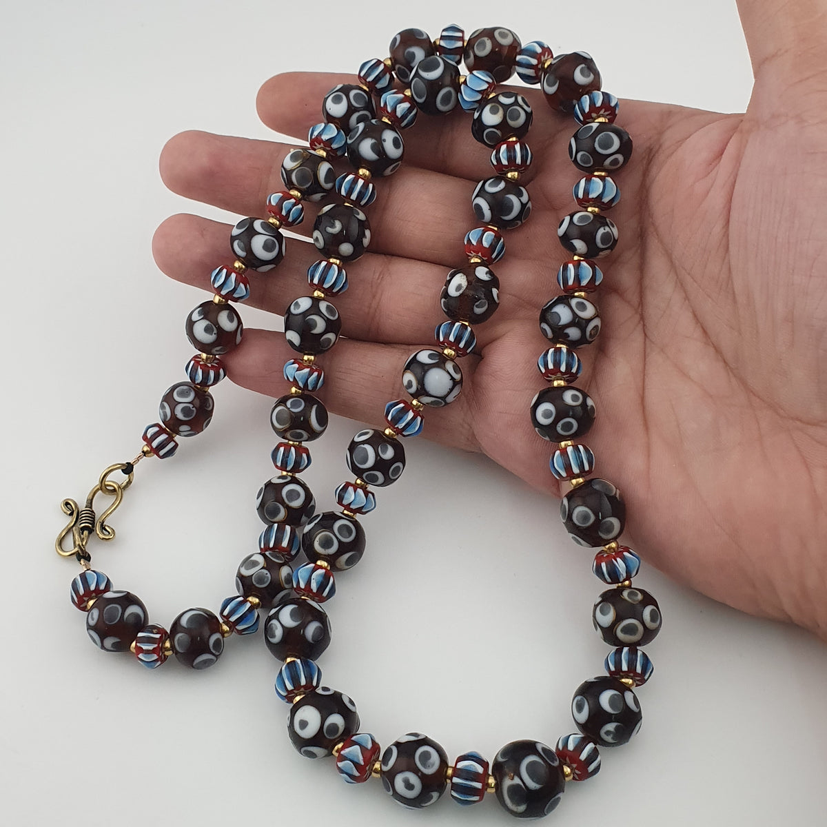 Collier de perles de verre style vénitien vintage, avec motifs yeux et chevrons