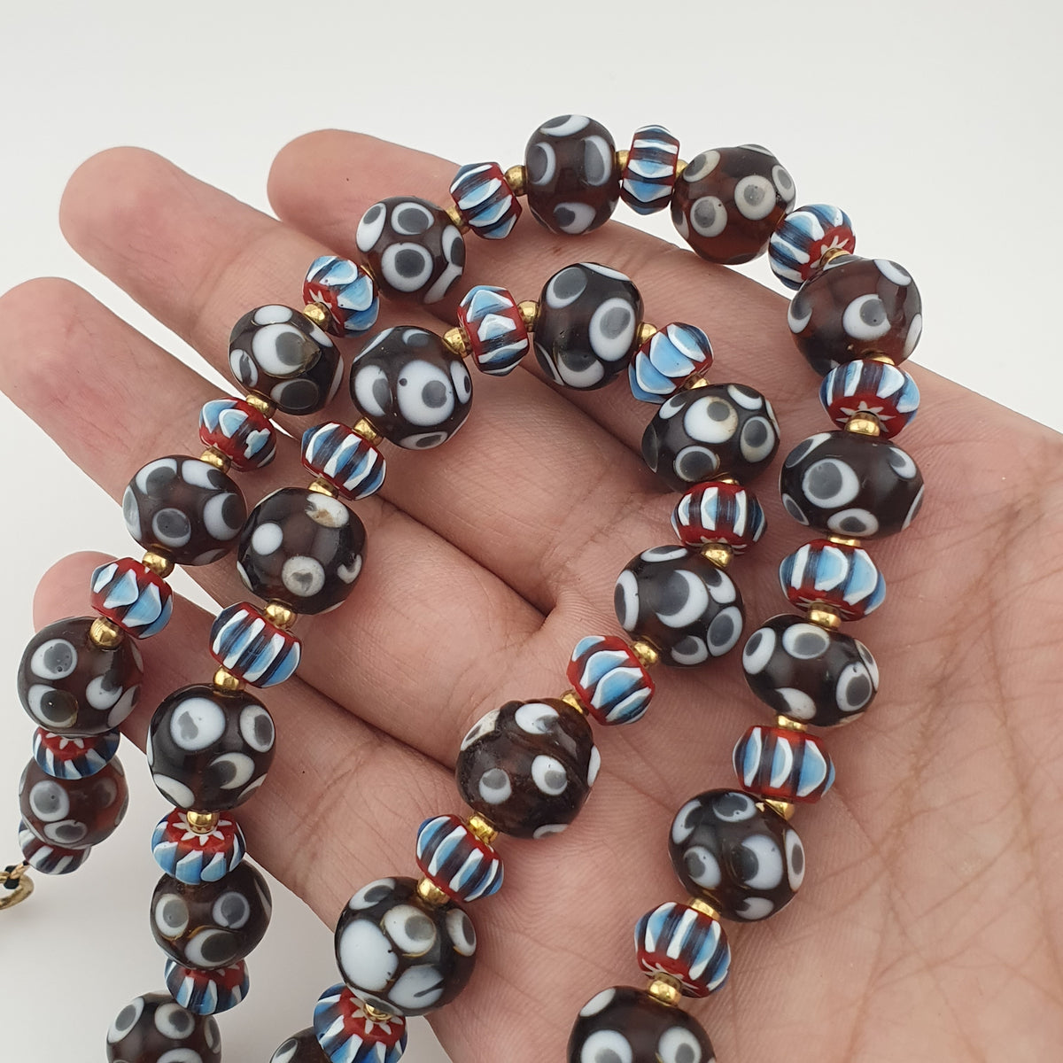 Collier de perles de verre style vénitien vintage, avec motifs yeux et chevrons
