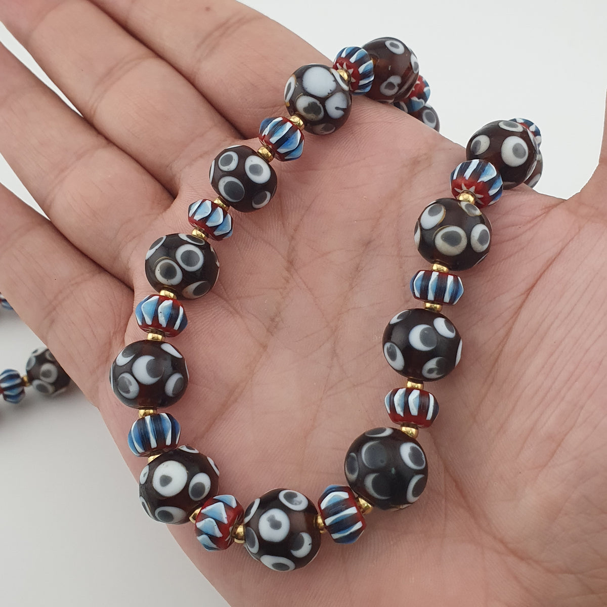 Collier de perles de verre style vénitien vintage, avec motifs yeux et chevrons