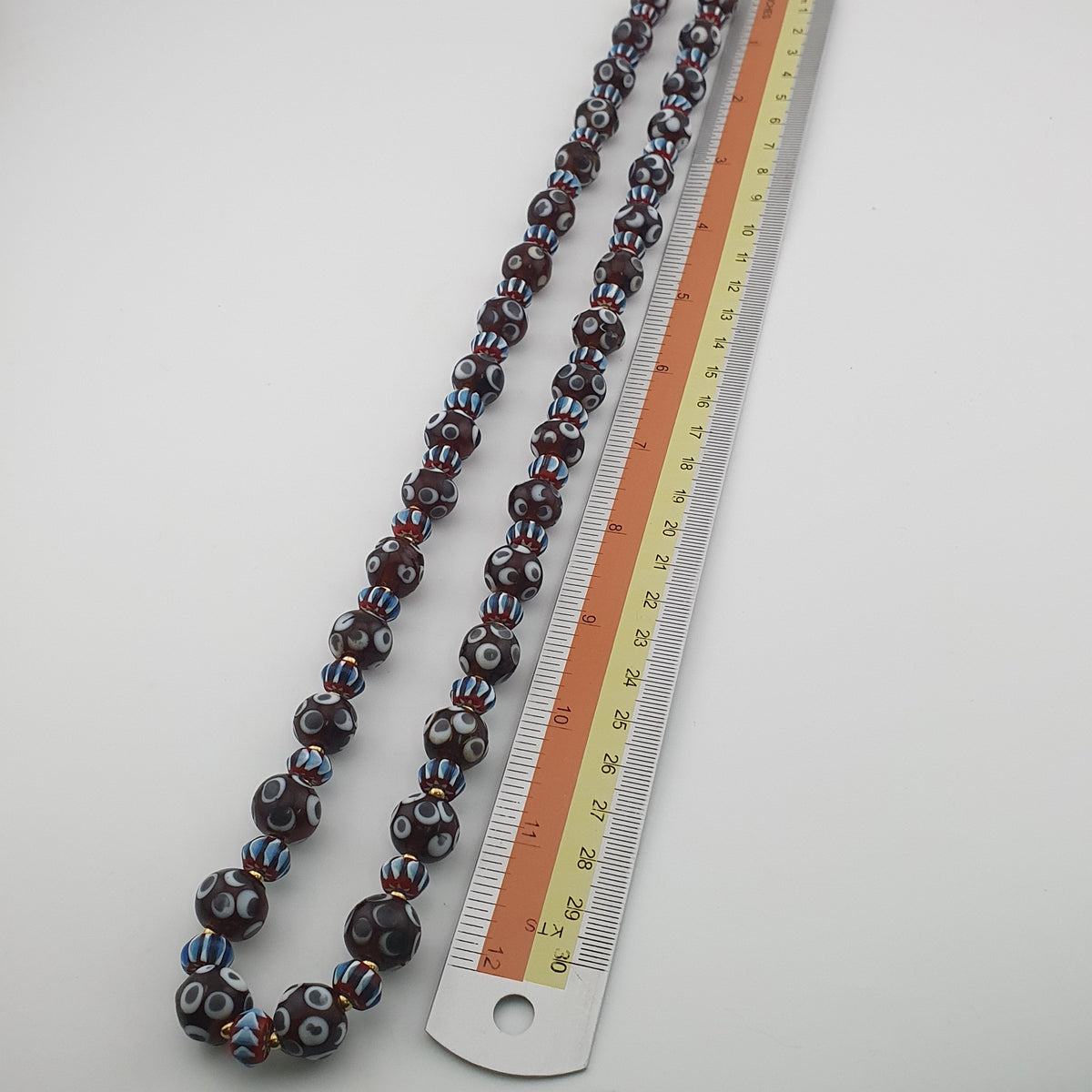 Collier de perles de verre style vénitien vintage, avec motifs yeux et chevrons