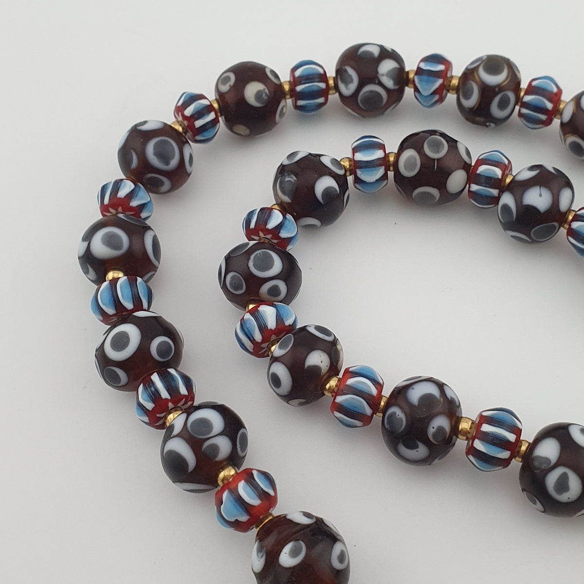 Collier de perles de verre style vénitien vintage, avec motifs yeux et chevrons