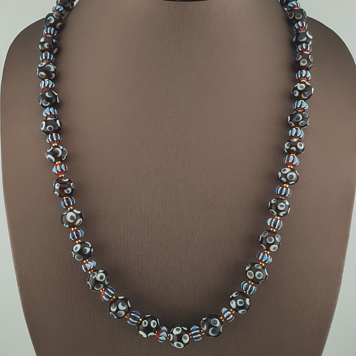 Collier de perles de verre style vénitien vintage, avec motifs yeux et chevrons
