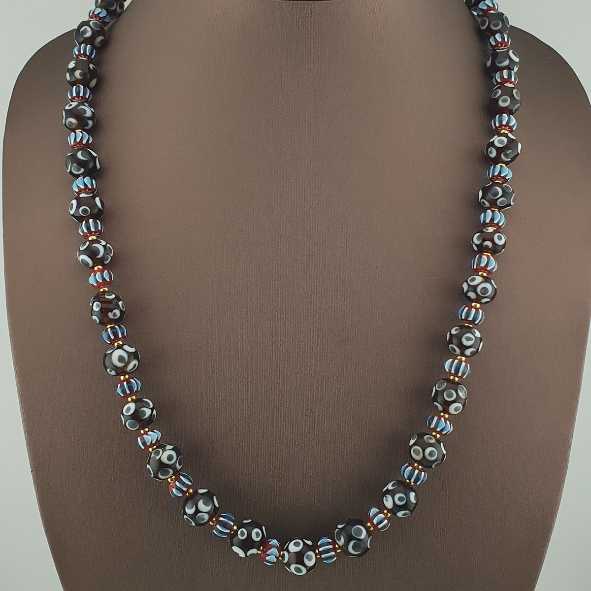 Collier de perles de verre style vénitien vintage, avec motifs yeux et chevrons