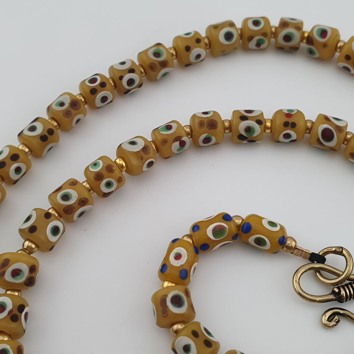 Collier de perles de verre style vénitien vintage, petits yeux