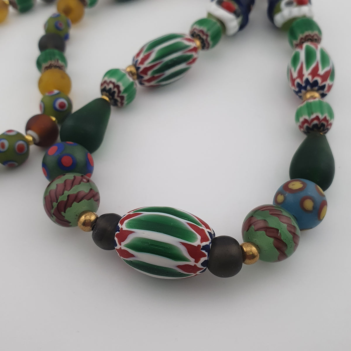 Collier de perles de verre style africain vénitien vintage mélangé