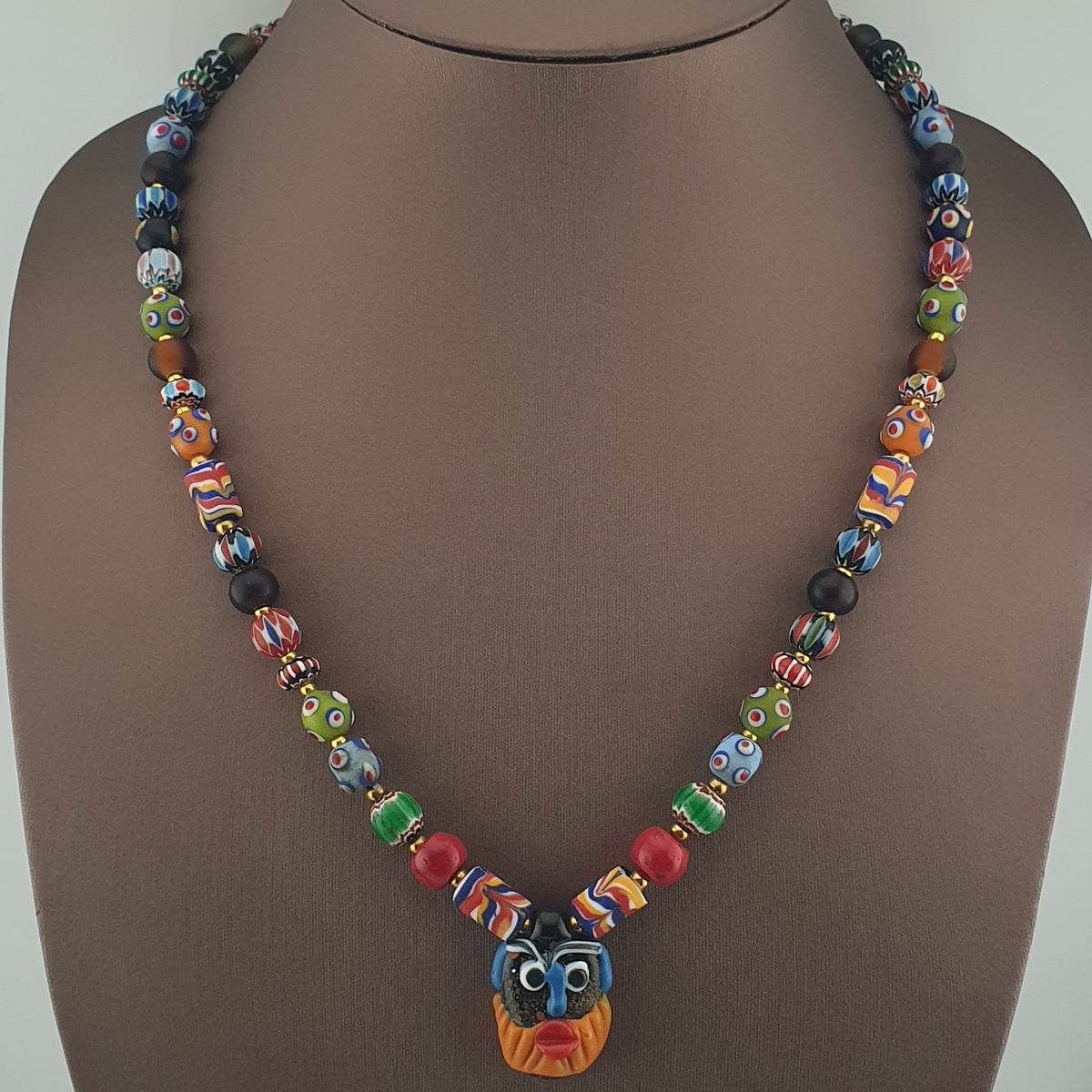 Collier Vintage Style Vénitien Perles de Verre Mélangées et Pendentif Vieux Visage