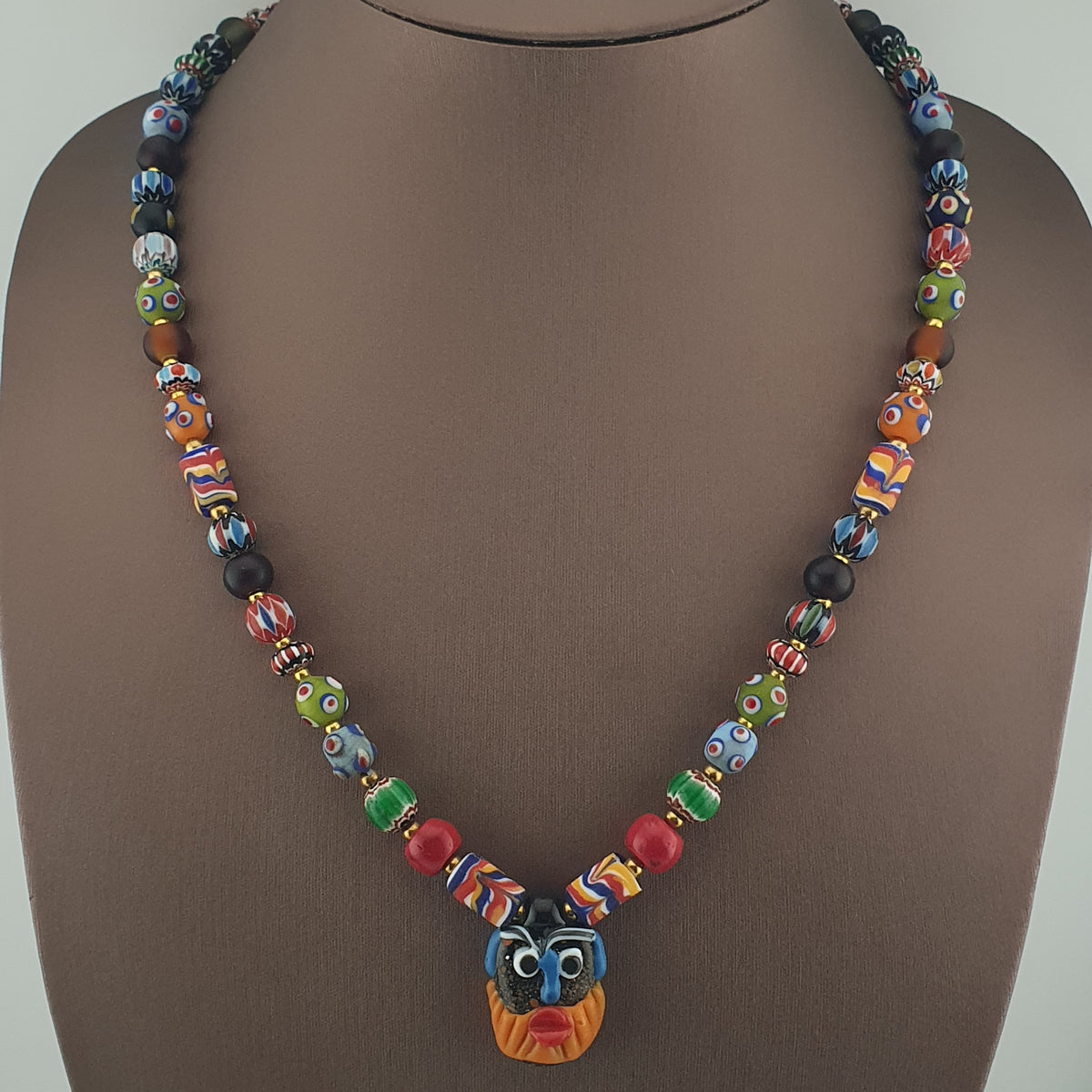 Collier Vintage Style Vénitien Perles de Verre Mélangées et Pendentif Vieux Visage
