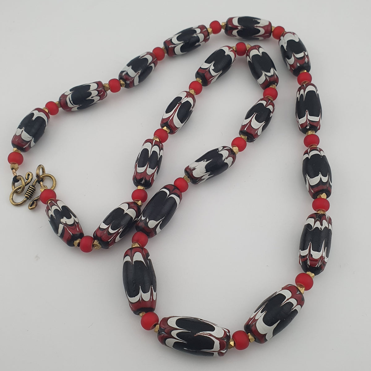 Collier de perles antiques en verre vénitien noir de traite et Venetian Whiteheart rouge