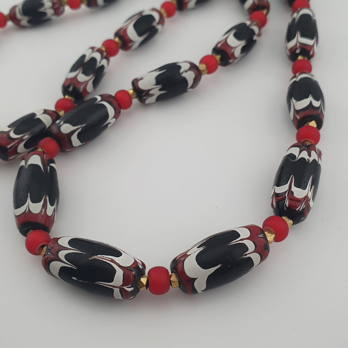 Collier de perles antiques en verre vénitien noir de traite et Venetian Whiteheart rouge