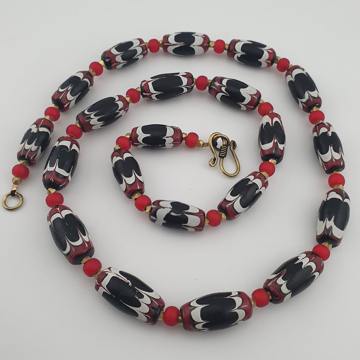 Collier de perles antiques en verre vénitien noir de traite et Venetian Whiteheart rouge