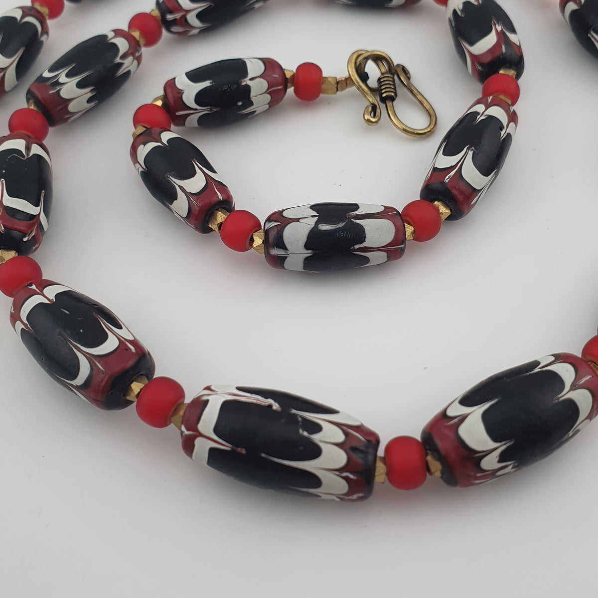 Collier de perles antiques en verre vénitien noir de traite et Venetian Whiteheart rouge
