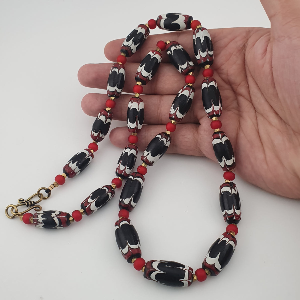 Collier de perles antiques en verre vénitien noir de traite et Venetian Whiteheart rouge