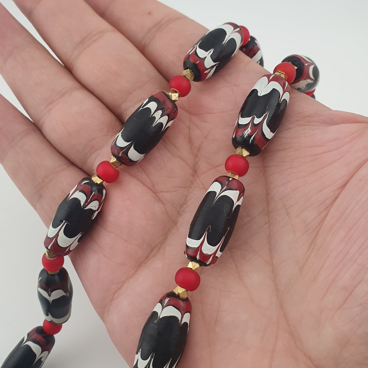 Collier de perles antiques en verre vénitien noir de traite et Venetian Whiteheart rouge