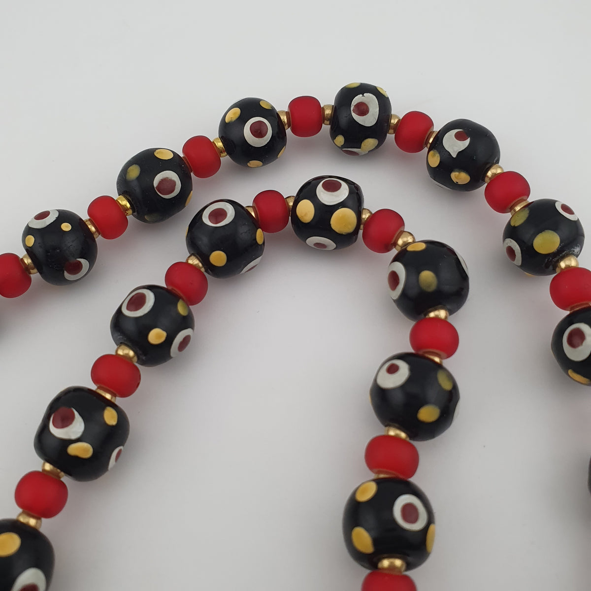 Collier en perles de verre « skunk eyes » vénitiennes et « whiteheart » vénitiennes