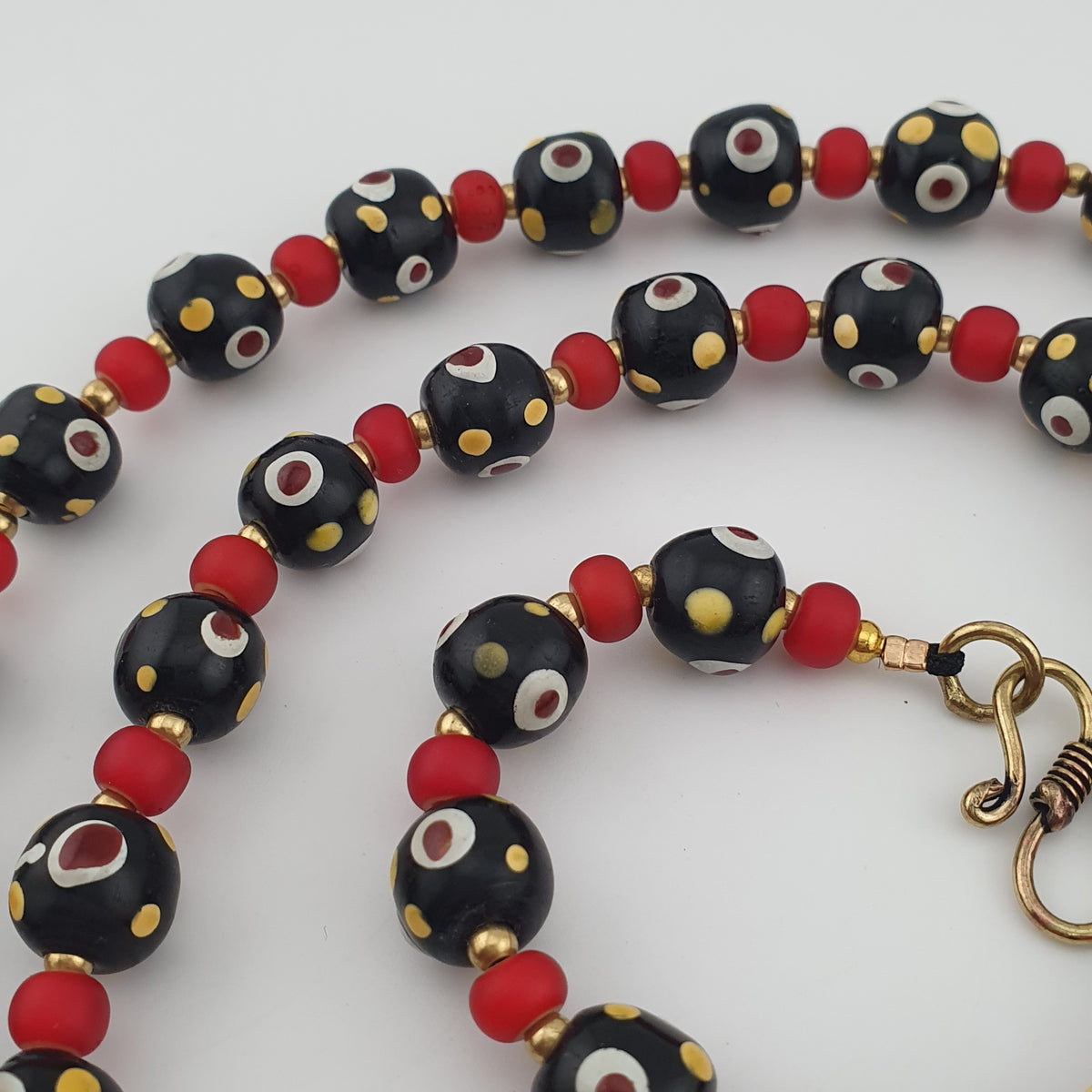 Collier en perles de verre « skunk eyes » vénitiennes et « whiteheart » vénitiennes