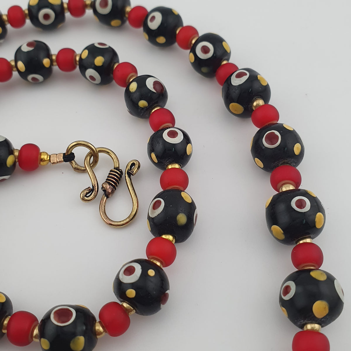 Collier en perles de verre « skunk eyes » vénitiennes et « whiteheart » vénitiennes