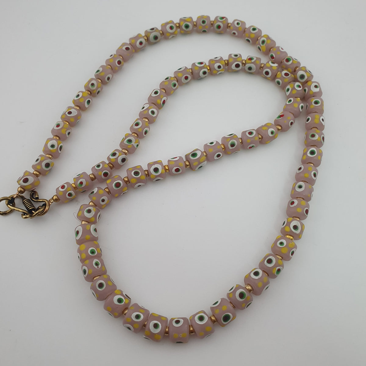 Halskette mit kleinen Glasperlen im venezianischen Vintage-Stil