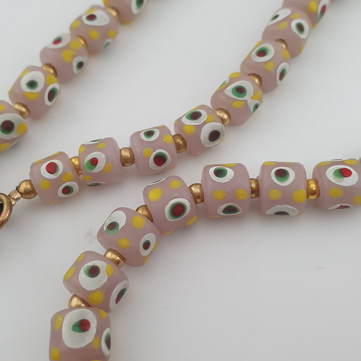 Halskette mit kleinen Glasperlen im venezianischen Vintage-Stil