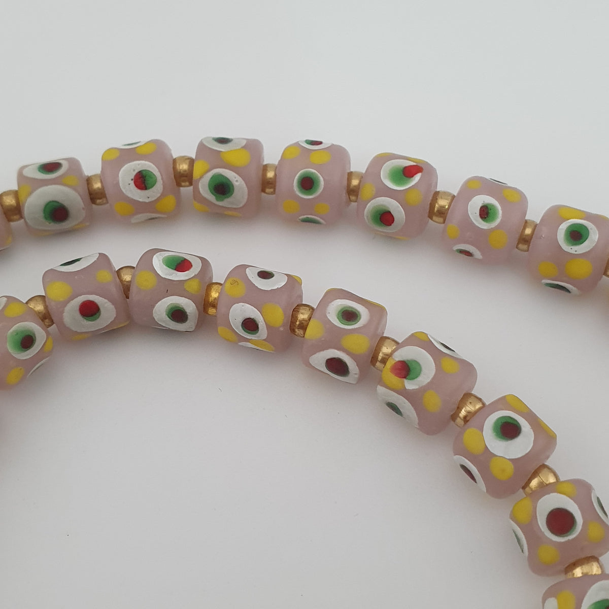 Halskette mit kleinen Glasperlen im venezianischen Vintage-Stil