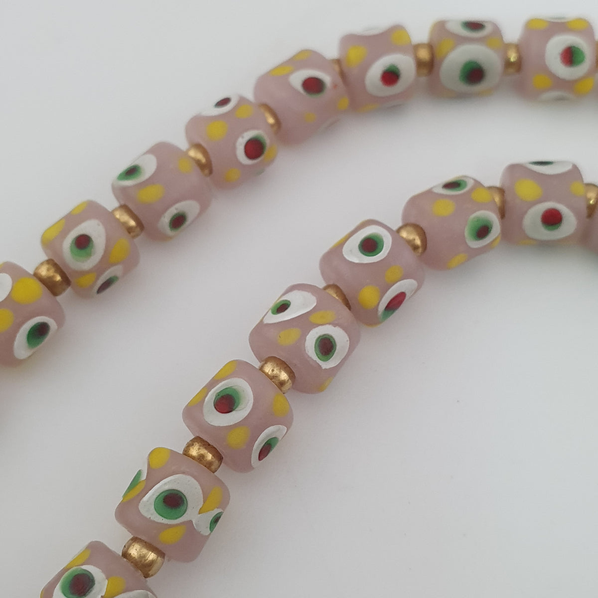 Halskette mit kleinen Glasperlen im venezianischen Vintage-Stil