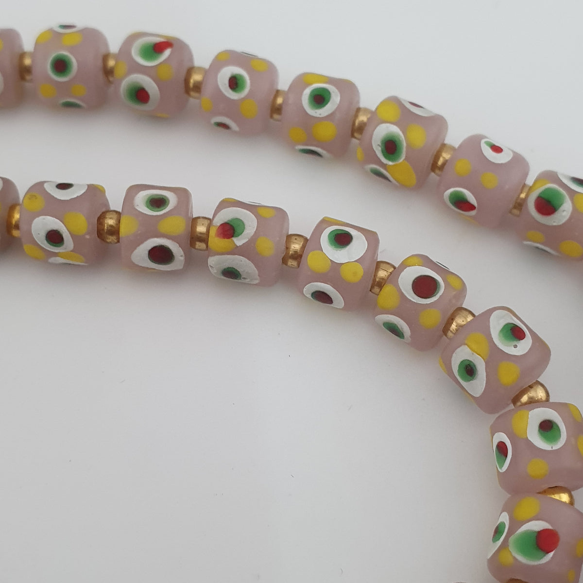 Halskette mit kleinen Glasperlen im venezianischen Vintage-Stil