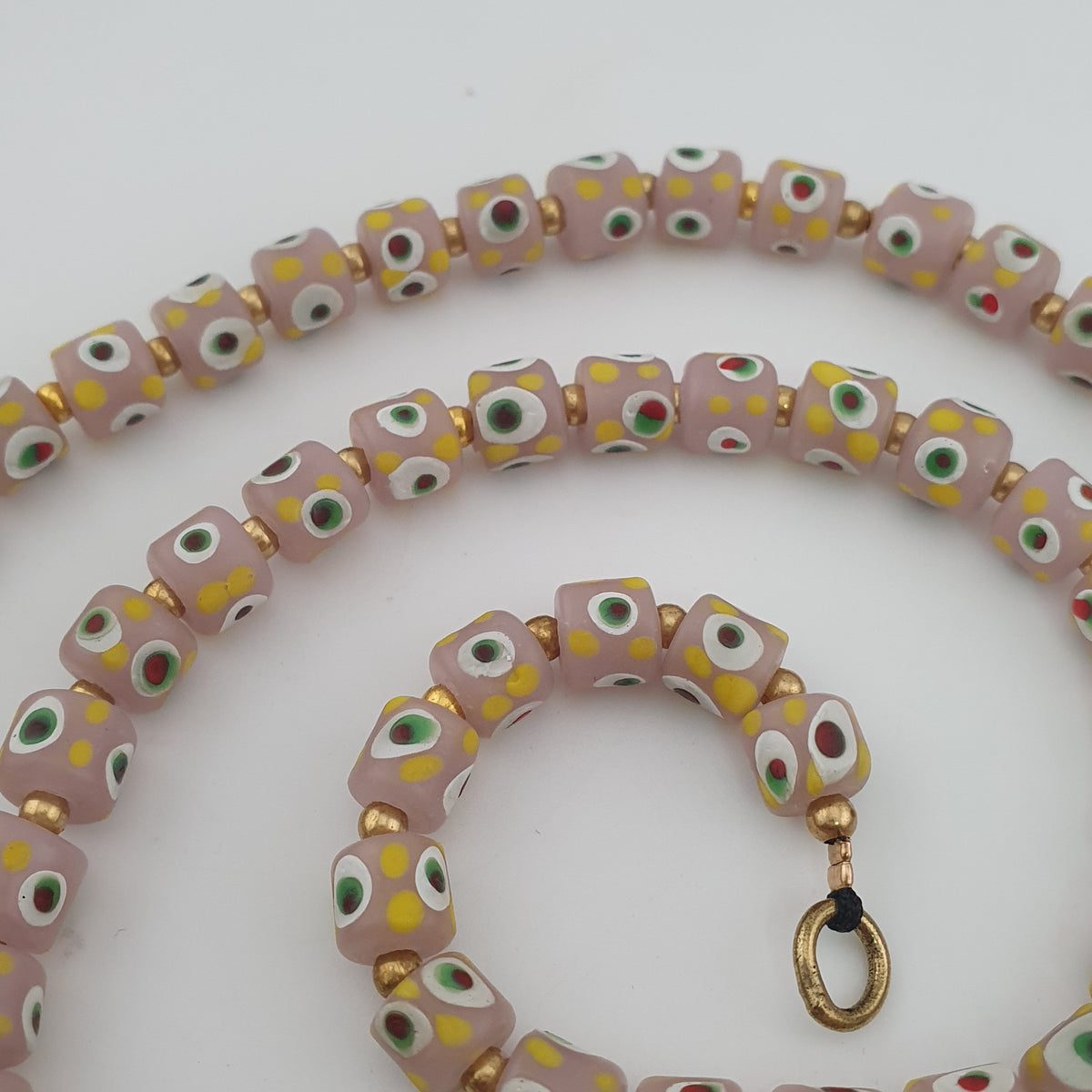 Halskette mit kleinen Glasperlen im venezianischen Vintage-Stil