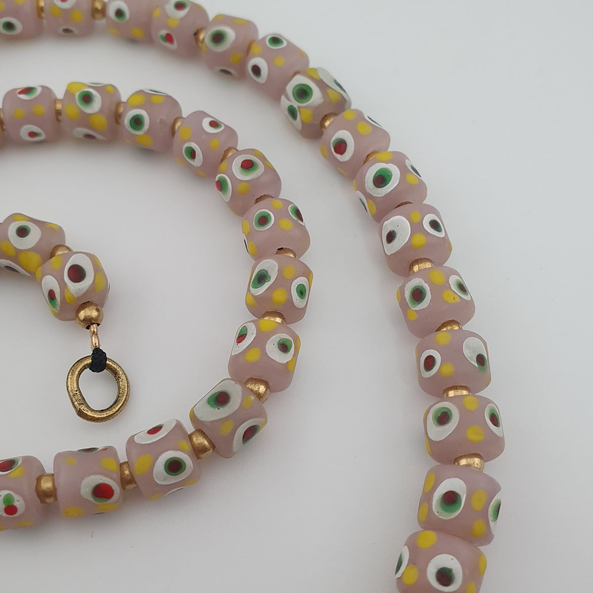 Halskette mit kleinen Glasperlen im venezianischen Vintage-Stil