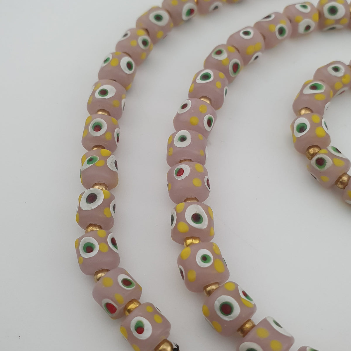 Halskette mit kleinen Glasperlen im venezianischen Vintage-Stil