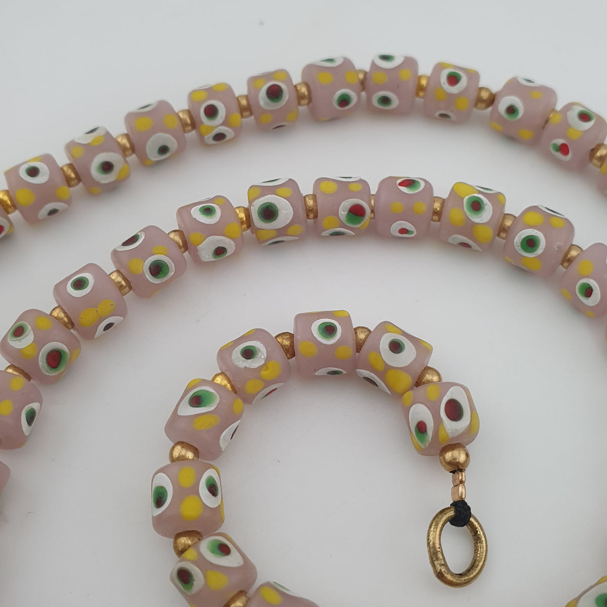 Halskette mit kleinen Glasperlen im venezianischen Vintage-Stil