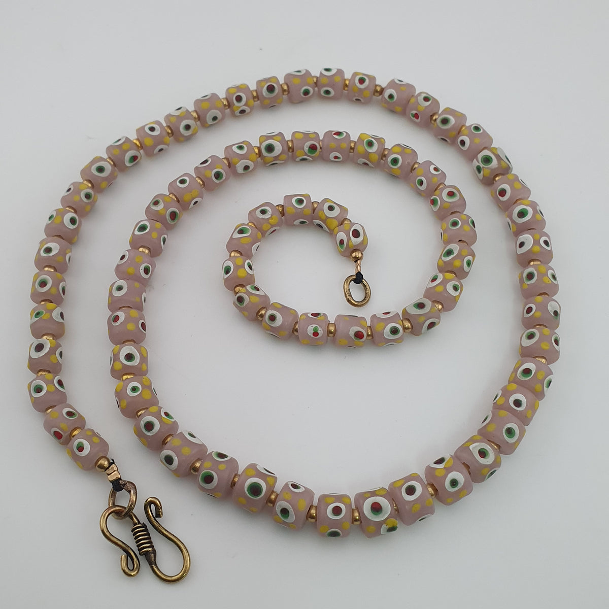 Halskette mit kleinen Glasperlen im venezianischen Vintage-Stil