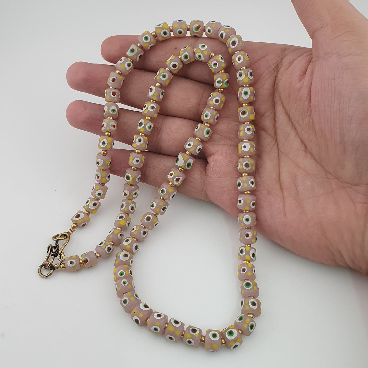 Halskette mit kleinen Glasperlen im venezianischen Vintage-Stil