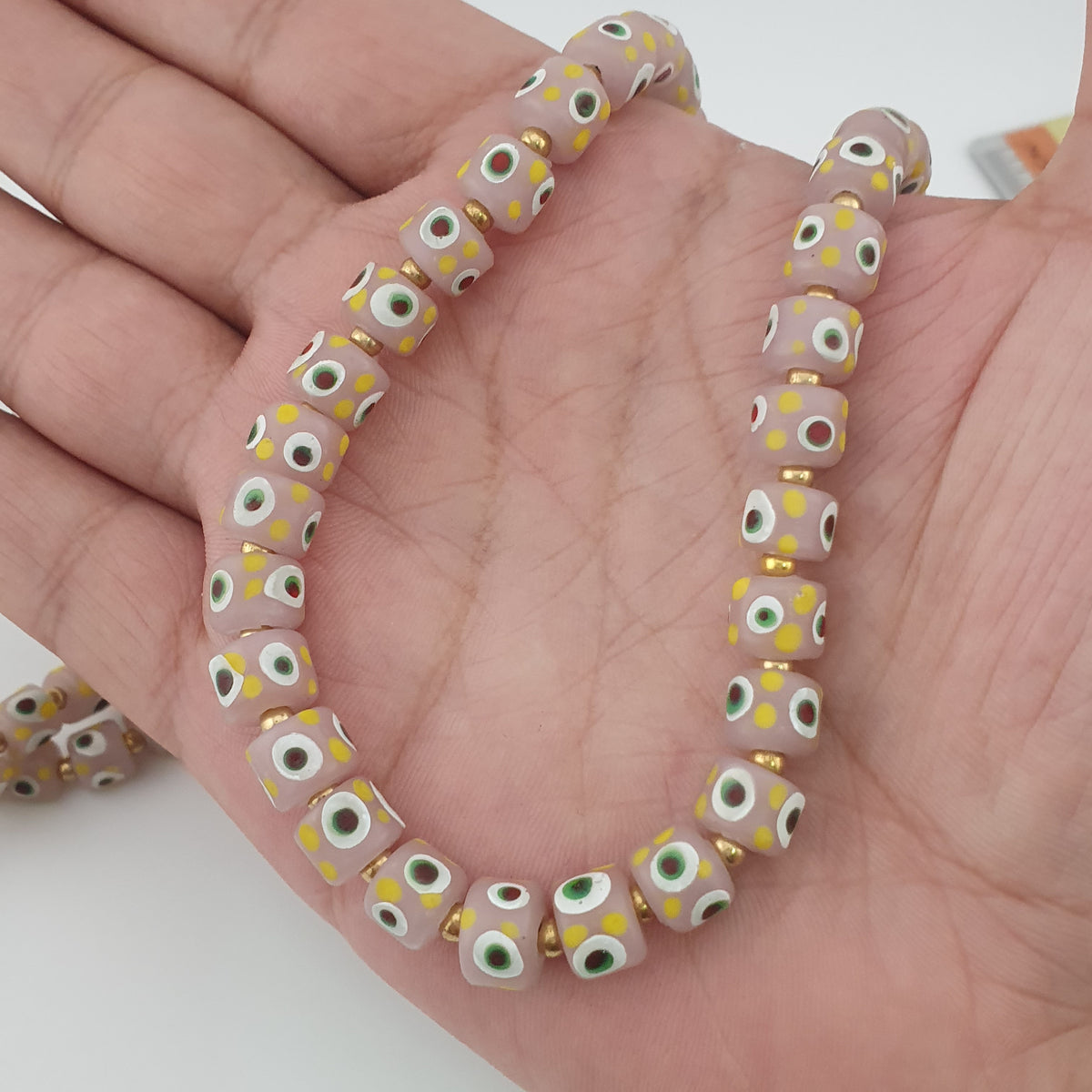 Halskette mit kleinen Glasperlen im venezianischen Vintage-Stil