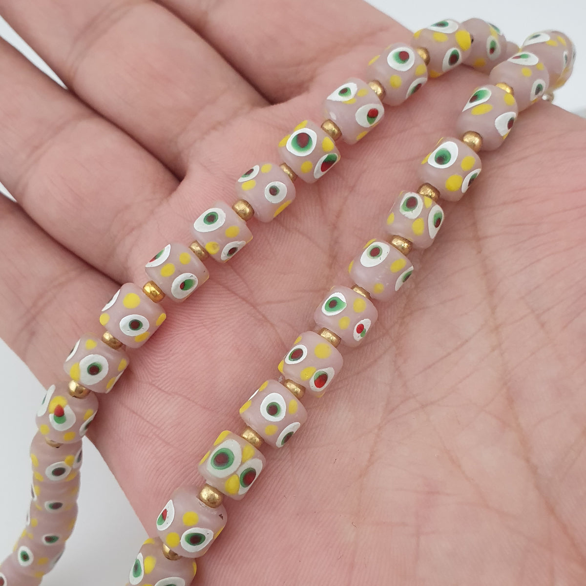 Halskette mit kleinen Glasperlen im venezianischen Vintage-Stil