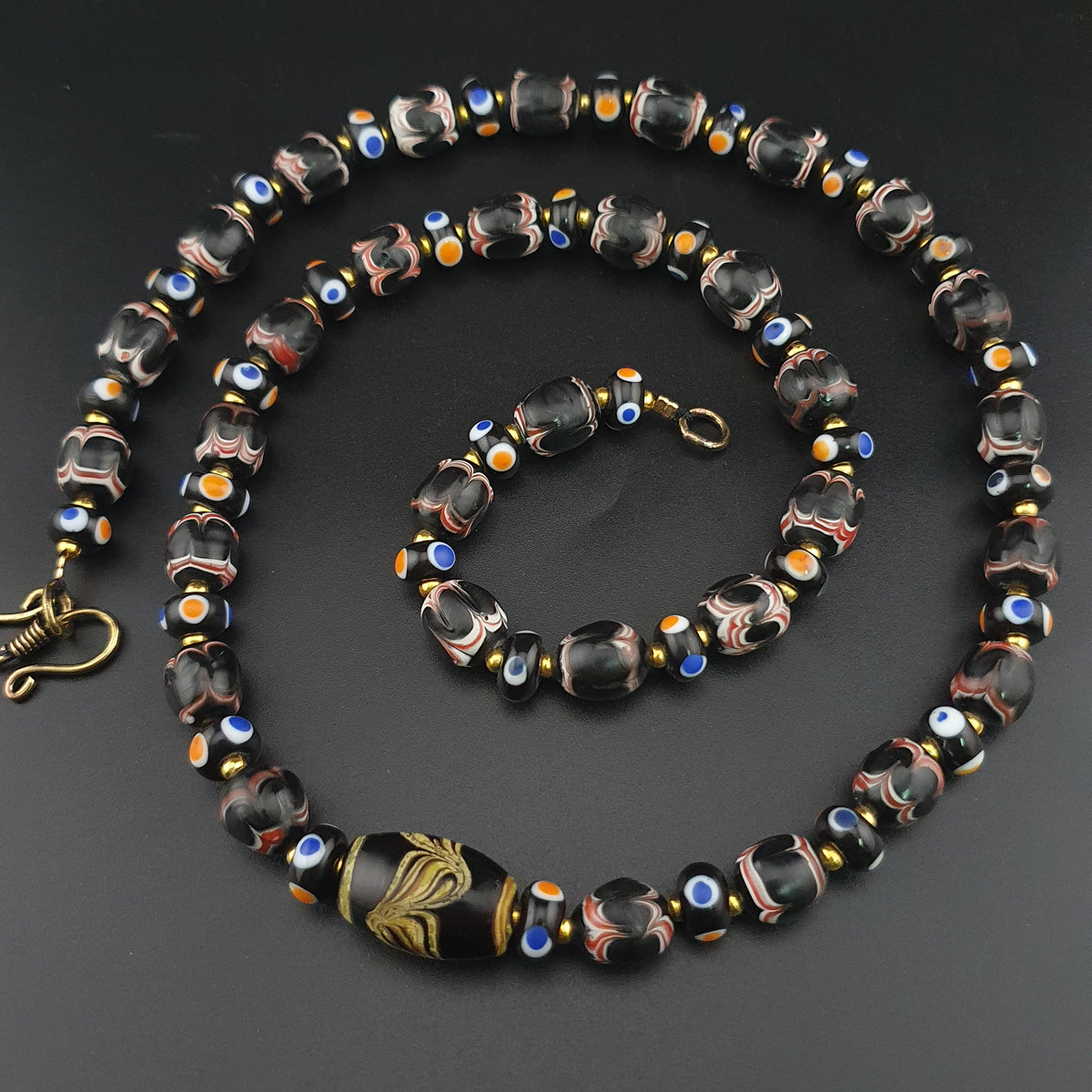 Collier de perles de verre de style vénitien ancien avec yeux de commerce