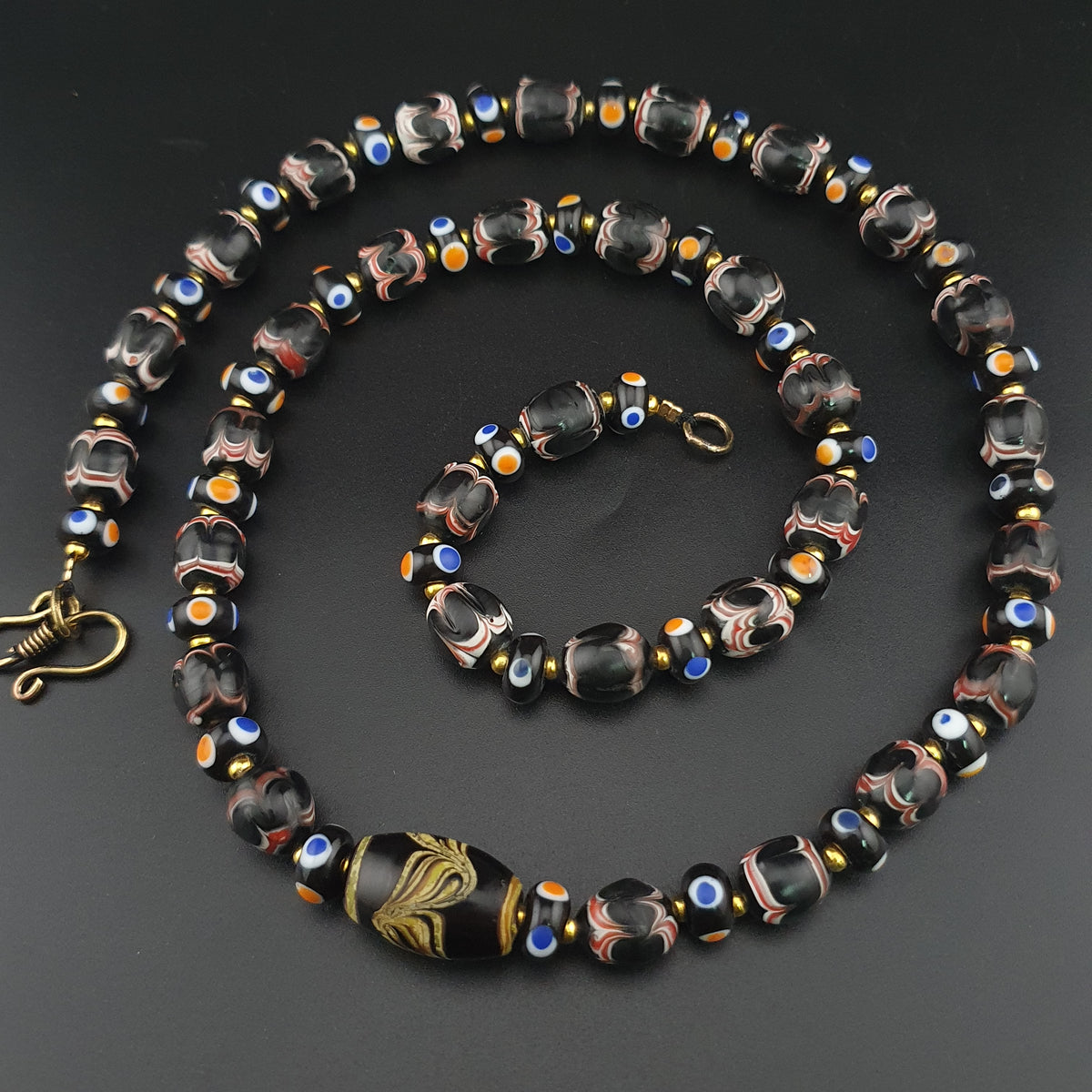 Collier de perles de verre de style vénitien ancien avec yeux de commerce