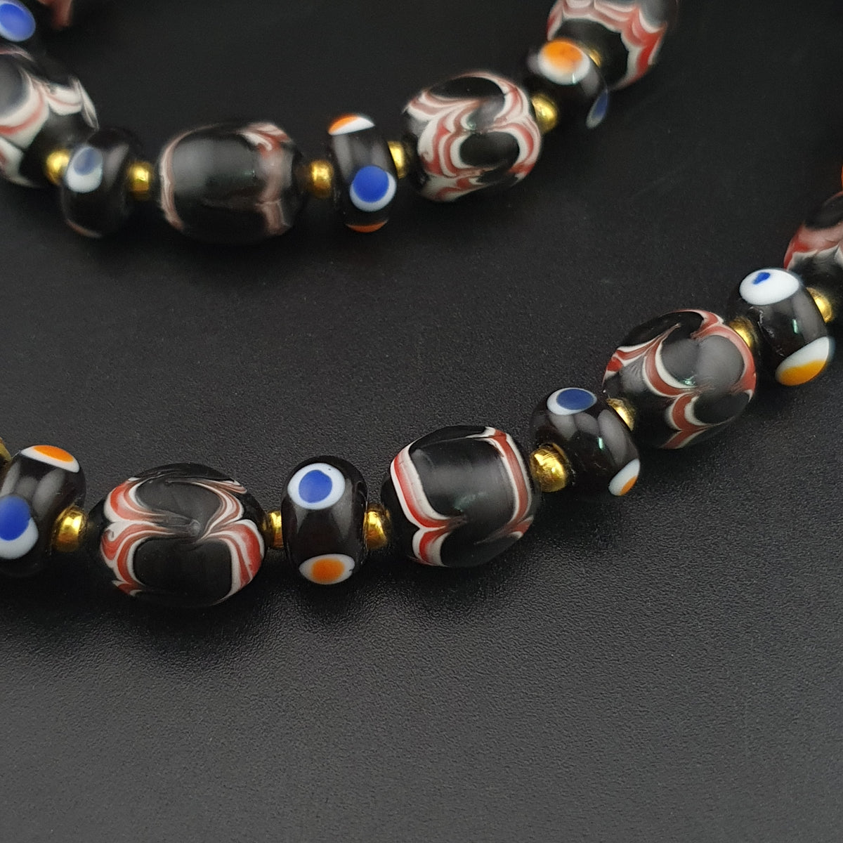 Collier de perles de verre de style vénitien ancien avec yeux de commerce