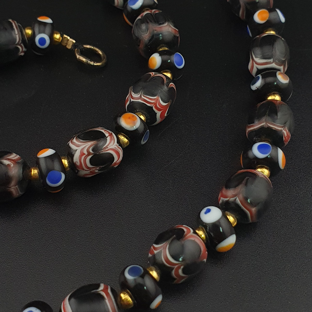 Collier de perles de verre de style vénitien ancien avec yeux de commerce
