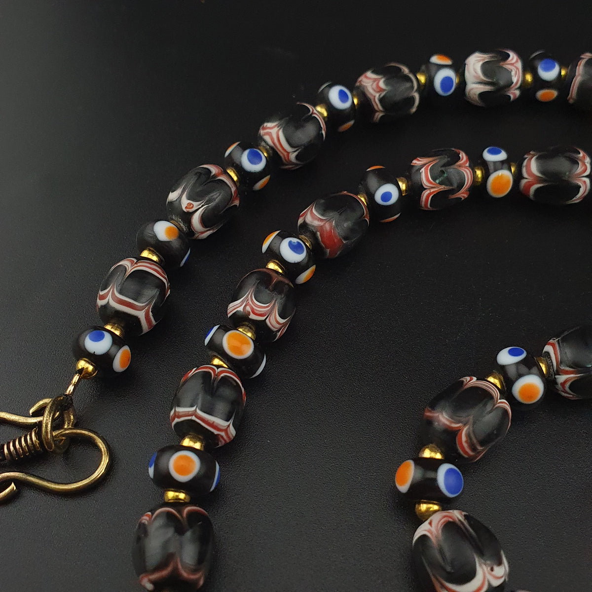 Collier de perles de verre de style vénitien ancien avec yeux de commerce