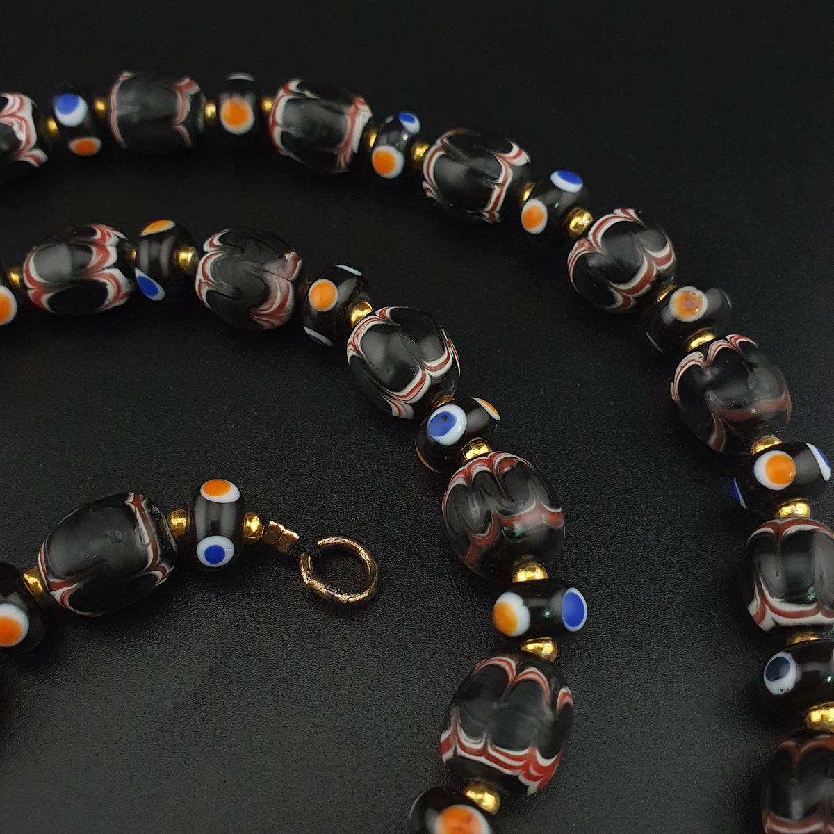 Collier de perles de verre de style vénitien ancien avec yeux de commerce