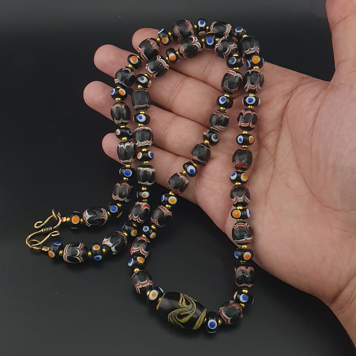 Collier de perles de verre de style vénitien ancien avec yeux de commerce