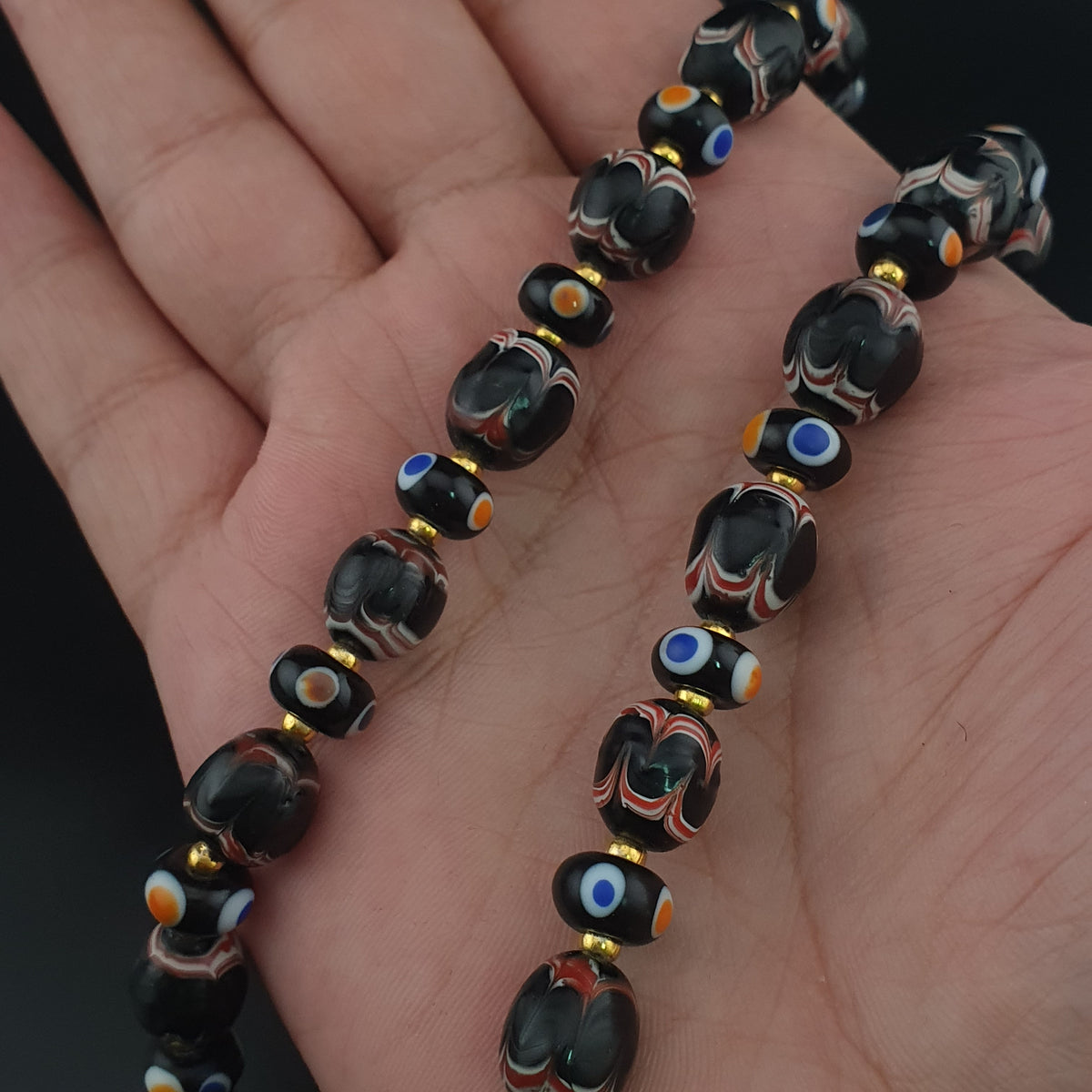 Collier de perles de verre de style vénitien ancien avec yeux de commerce