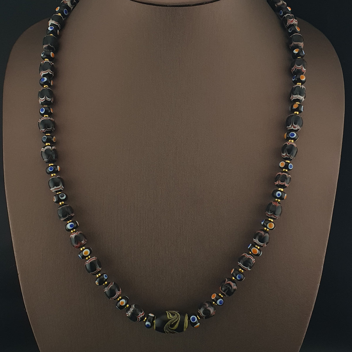 Collier de perles de verre de style vénitien ancien avec yeux de commerce