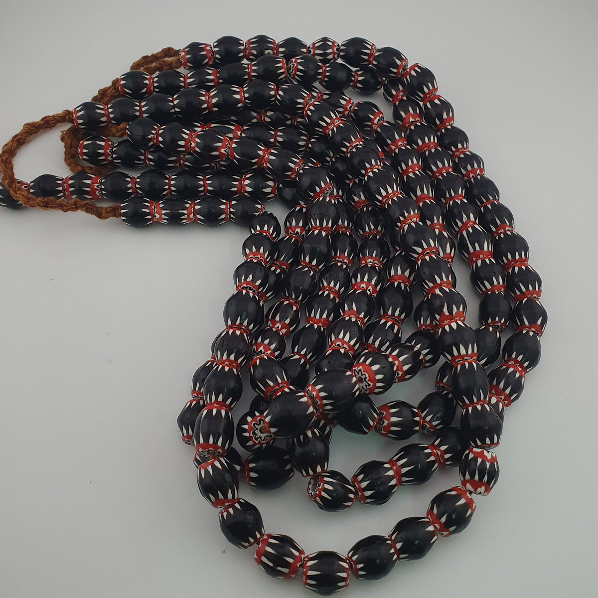 Collier de perles de verre Chevron noires de style vénitien ancien