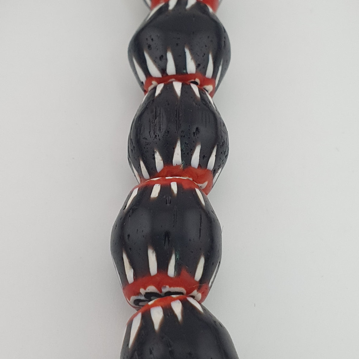 Collier de perles de verre Chevron noires de style vénitien ancien