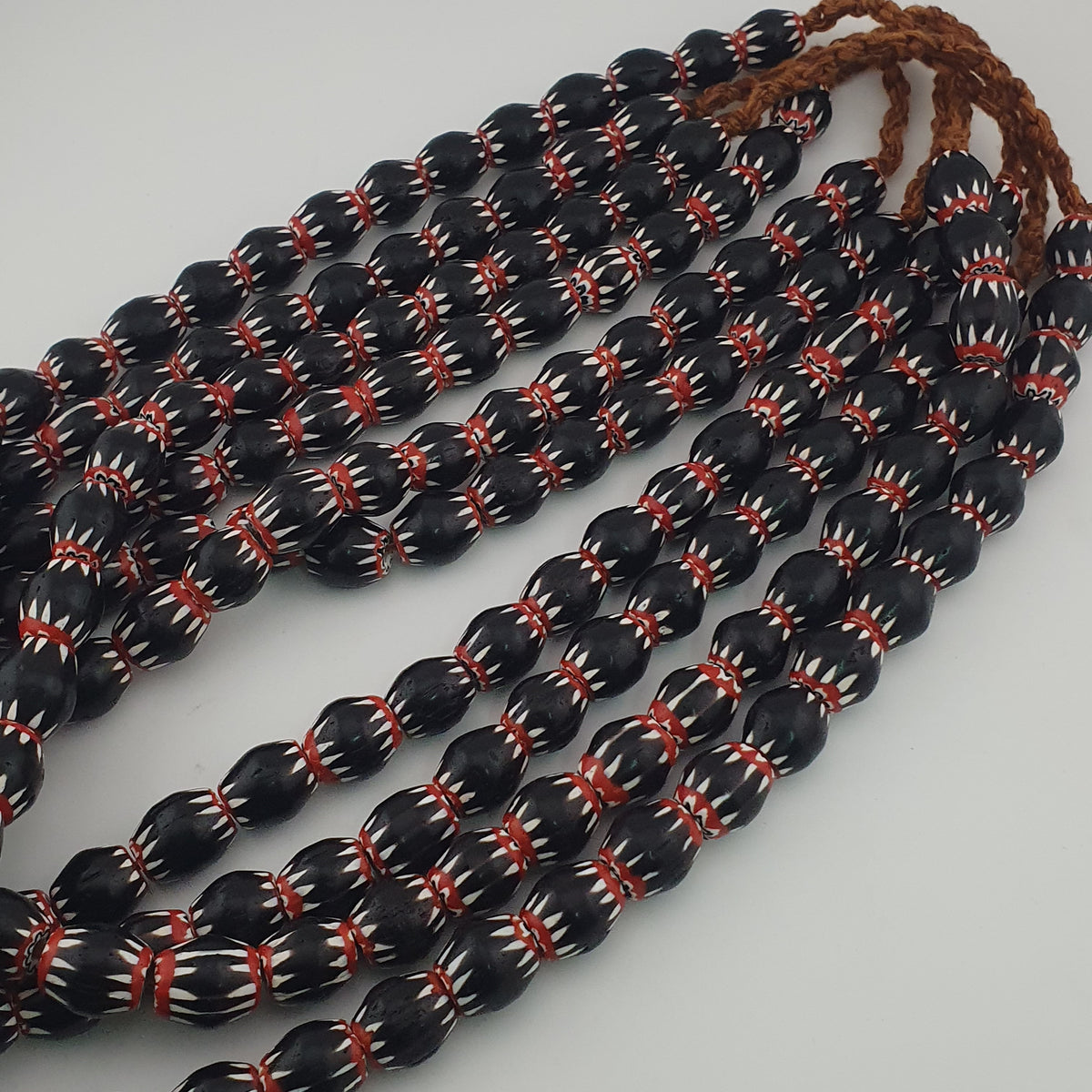 Collier de perles de verre Chevron noires de style vénitien ancien